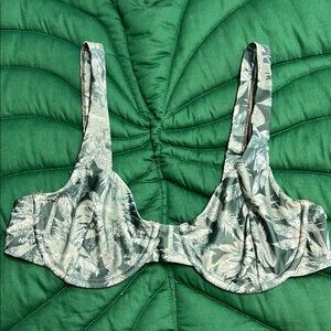 NWOT Kuliko in the islands green underwire bikini top. Size L. Gold hook back.